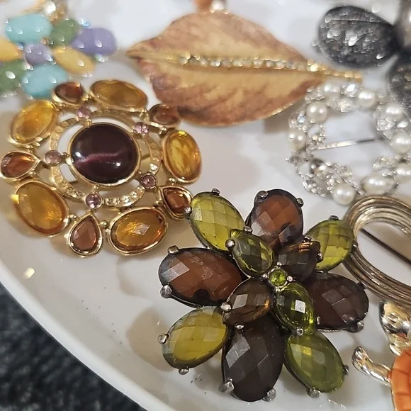 35PC Brooch LOT - Picture 3 of 8